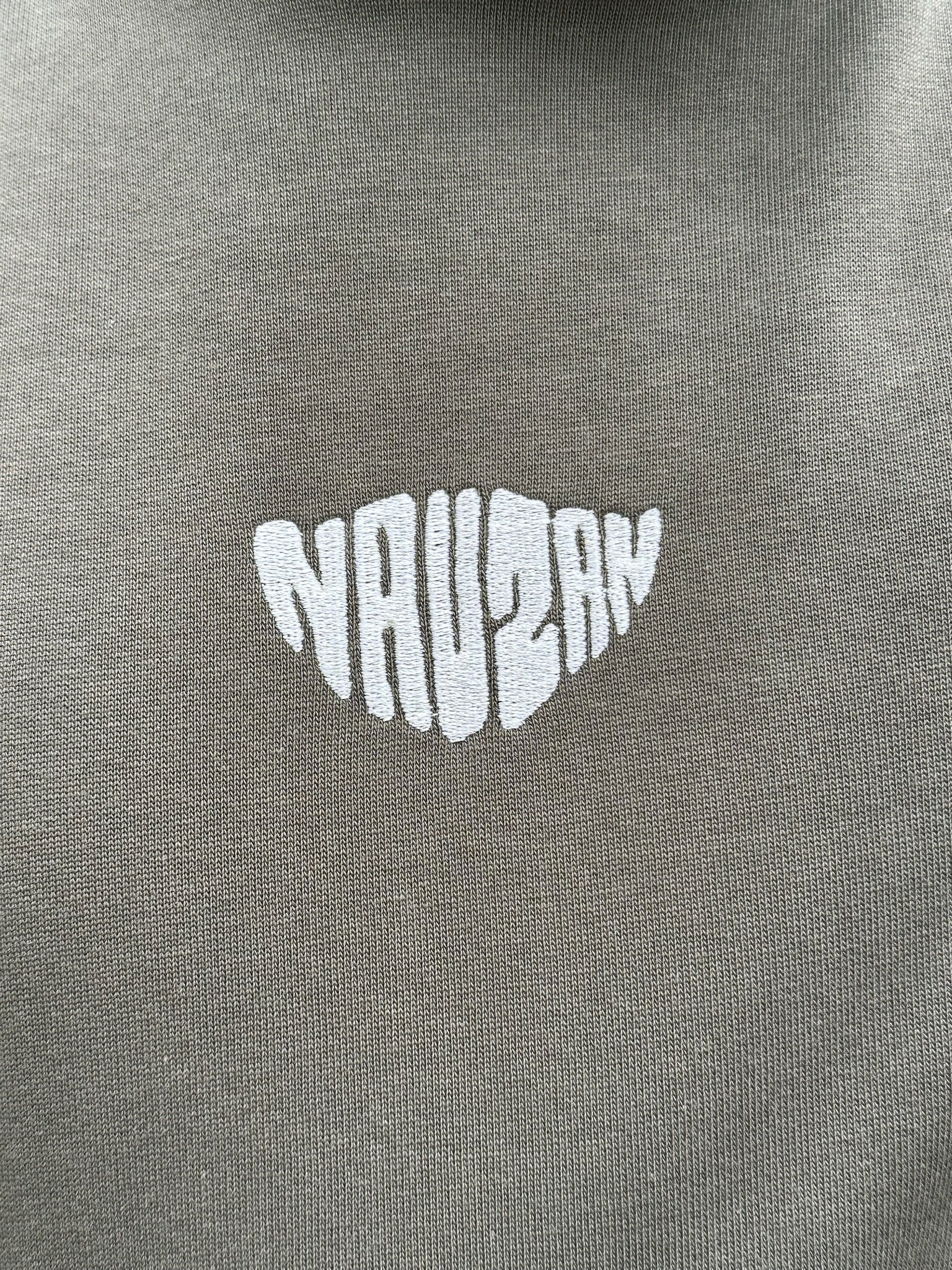 Sweat brodé à capuche